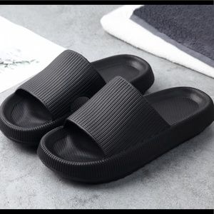 Black Cloud Pillow Slides Sz 36/37